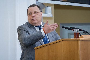 Евгений Солнцев впервые отчитался перед депутатами Заксобрания